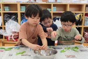 3-5才児クラスの配膳風景