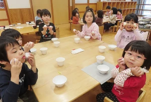 さようならをする男の子のイラスト